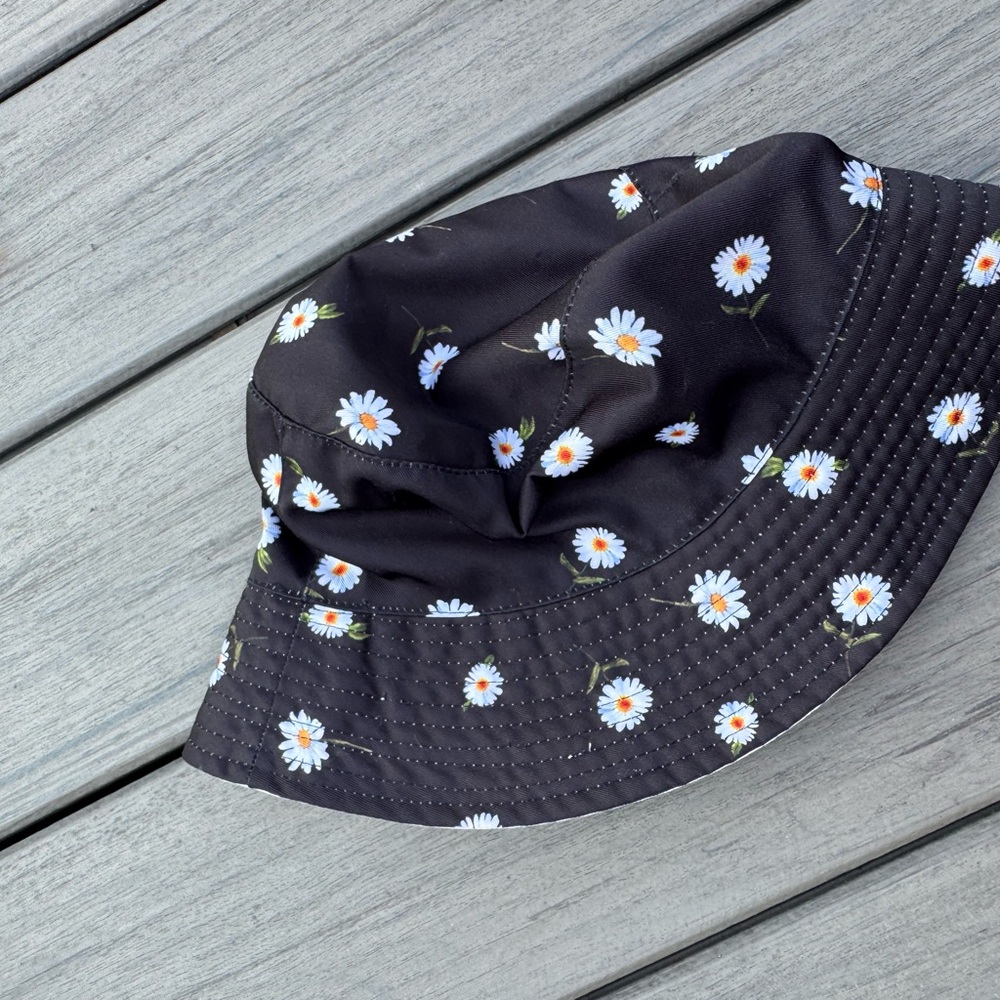 Alice and Olivia reversible bucket hat